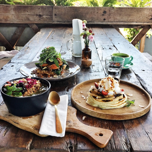 Zestaw talerzy z potrawami